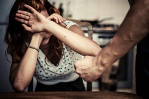 Homem ataca filha que defendeu a mãe em ST