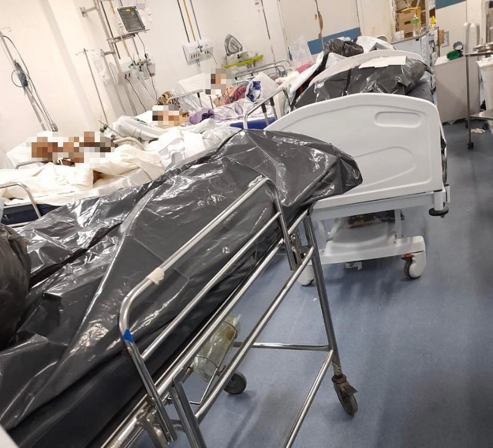 Cadáveres dentro de sacos ficam ao lado de doentes em hospital do Recife