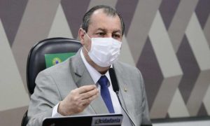 Aziz sobre Carlos Bolsonaro: 'Reprimido, quer extravasar mas não pode'