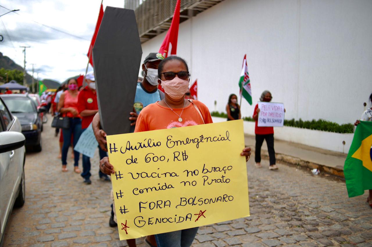 Protesto contra Bolsonaro em ST reuniu dezenas de pessoas