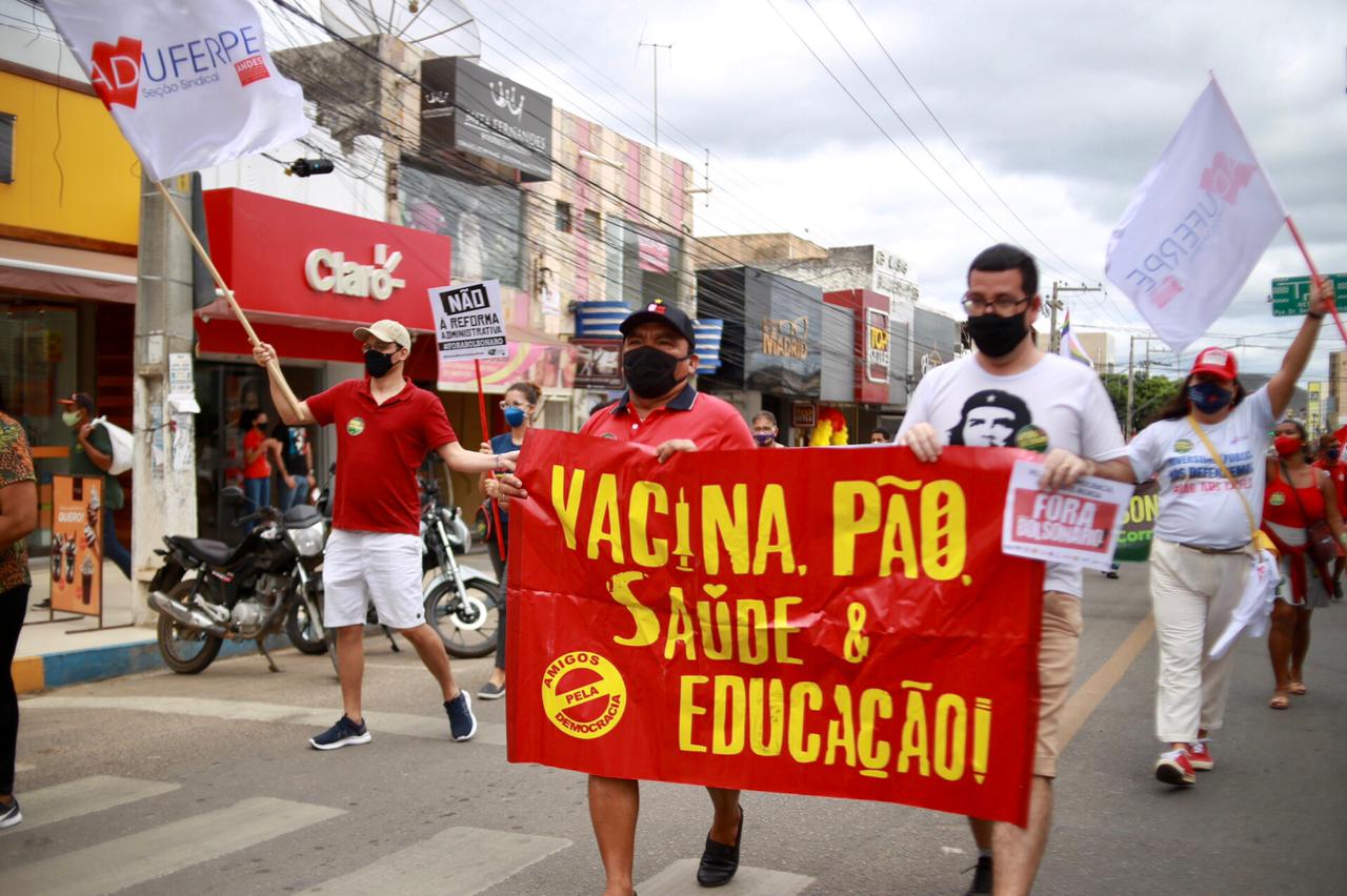 Protesto contra Bolsonaro em ST reuniu dezenas de pessoas