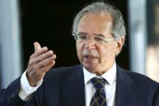 Paulo Guedes descarta congelar preço da Petrobras