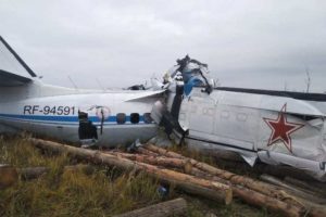 Avião cai na Rússia e deixa dezesseis mortos