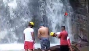 Homem que morreu ao cair de cachoeira tentando fazer selfie
