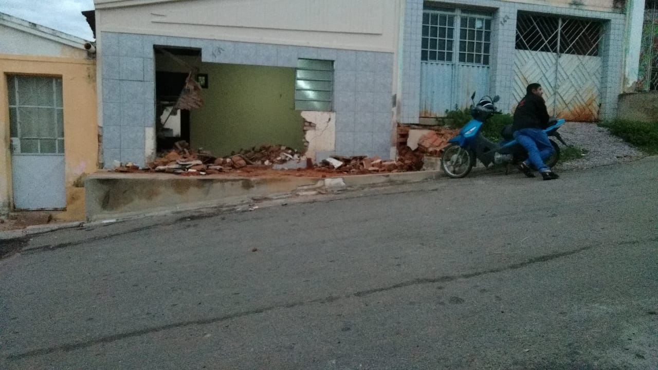 Carro de luxo invade casa em Serra Talhada