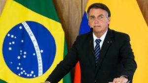 Bolsonaro assina aumento salarial para professores
