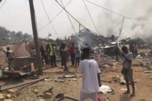 Acidente de caminhão com explosivos deixa 17 mortos e 59 feridos em Gana