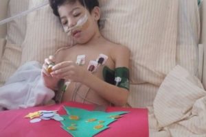 Menino de 8 anos que pediu coração novo ao Papai Noel recebe transplante
