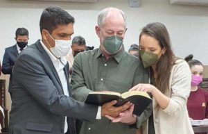 Em busca de aproximação com evangélicos, Ciro Gomes participa de culto no Ceará
