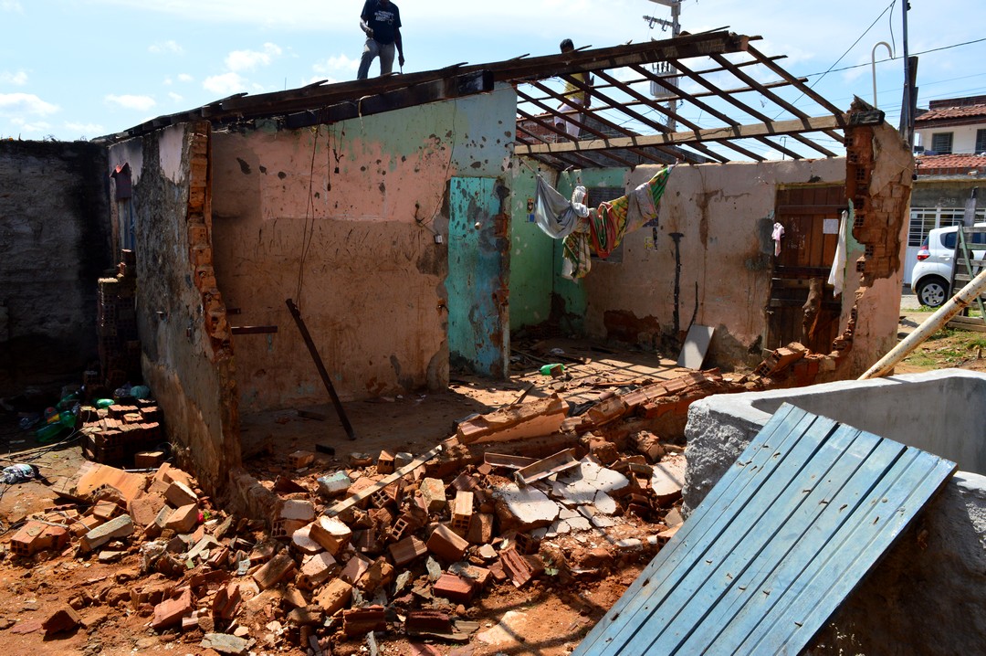 Casa desaba e irmãos se salvam por milagre