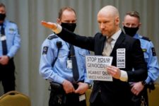 Terrorista que matou 77 faz saudação nazista em audiência