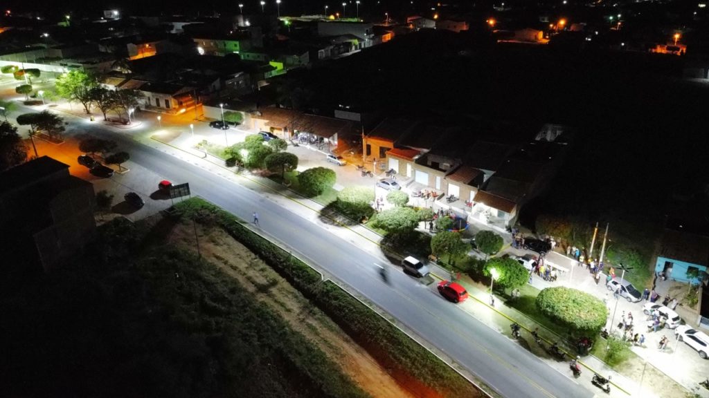Flores inaugura Praça do Bairro Vila Nova