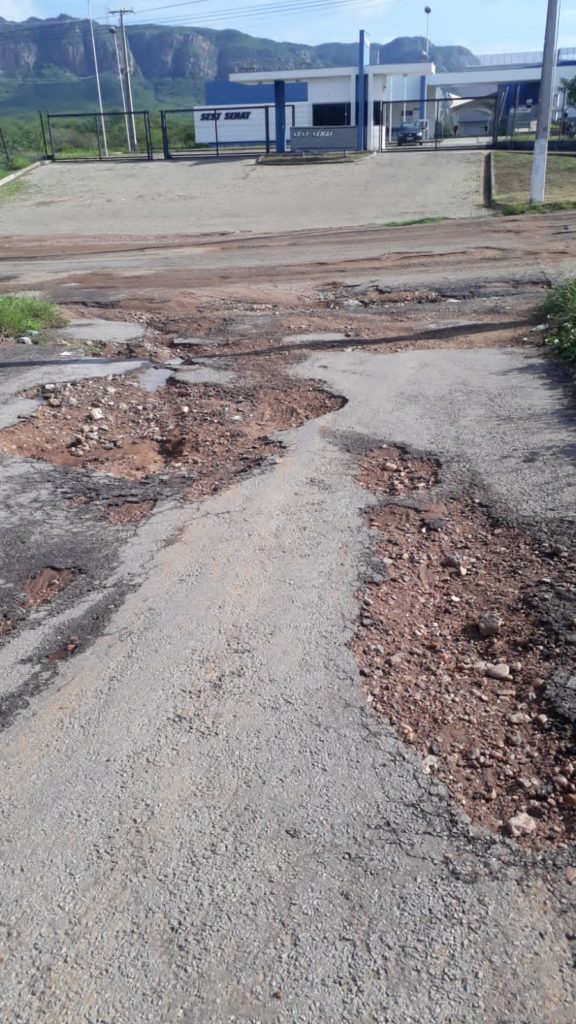 Crateras se formam em bairro de ST e moradores protestam
