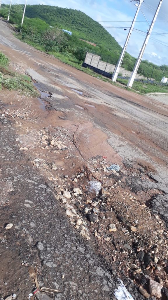 Crateras se formam em bairro de ST e moradores protestam