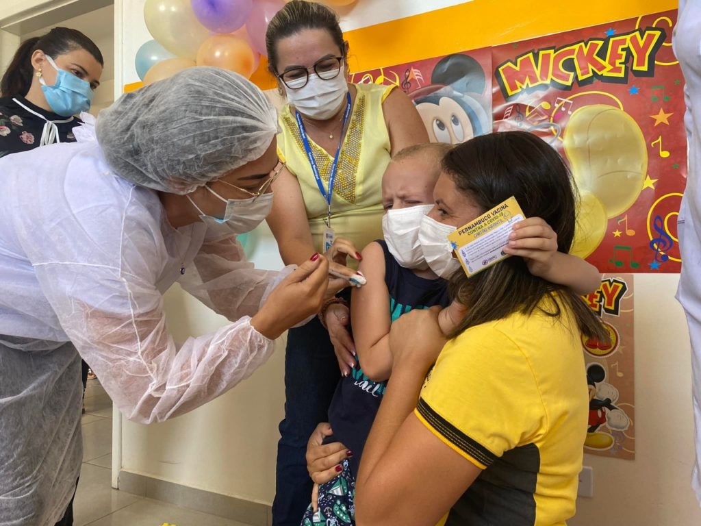 Vacinação de crianças tem super-heróis em Flores