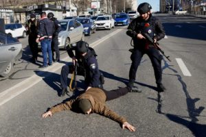 Rússia toma duas cidades, Ucrânia diz que conteve avanço em Kiev