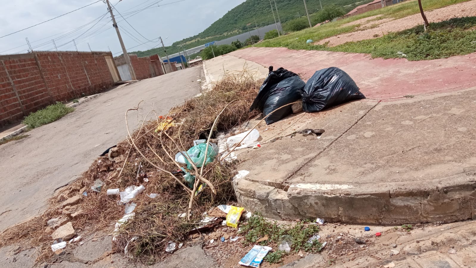 Moradores do Vila Bela reclamam de sujeira e cobram da prefeitura