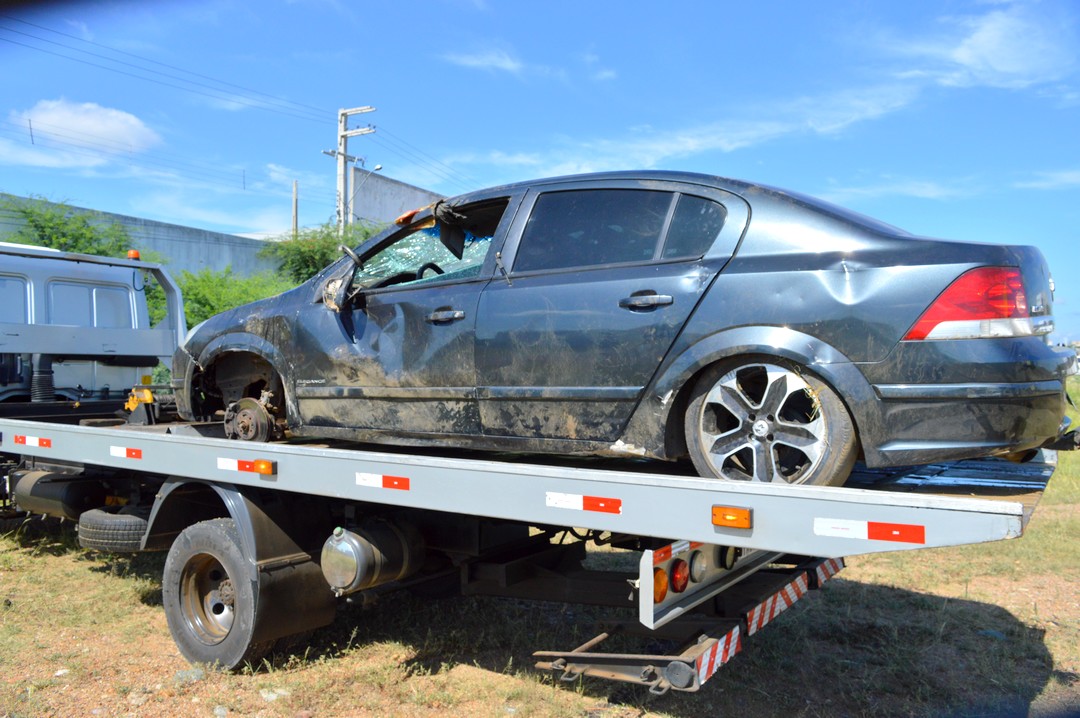 Carro capota em ST após desviar de ambulância