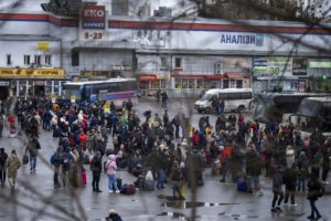 100 mil já saíram de casa na Ucrânia, diz ONU