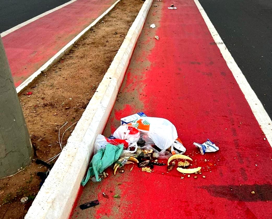 Moradores estão transformando ciclovia de ST em lixão