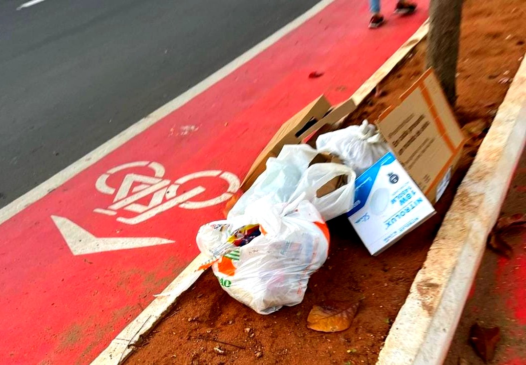 Moradores estão transformando ciclovia de ST em lixão
