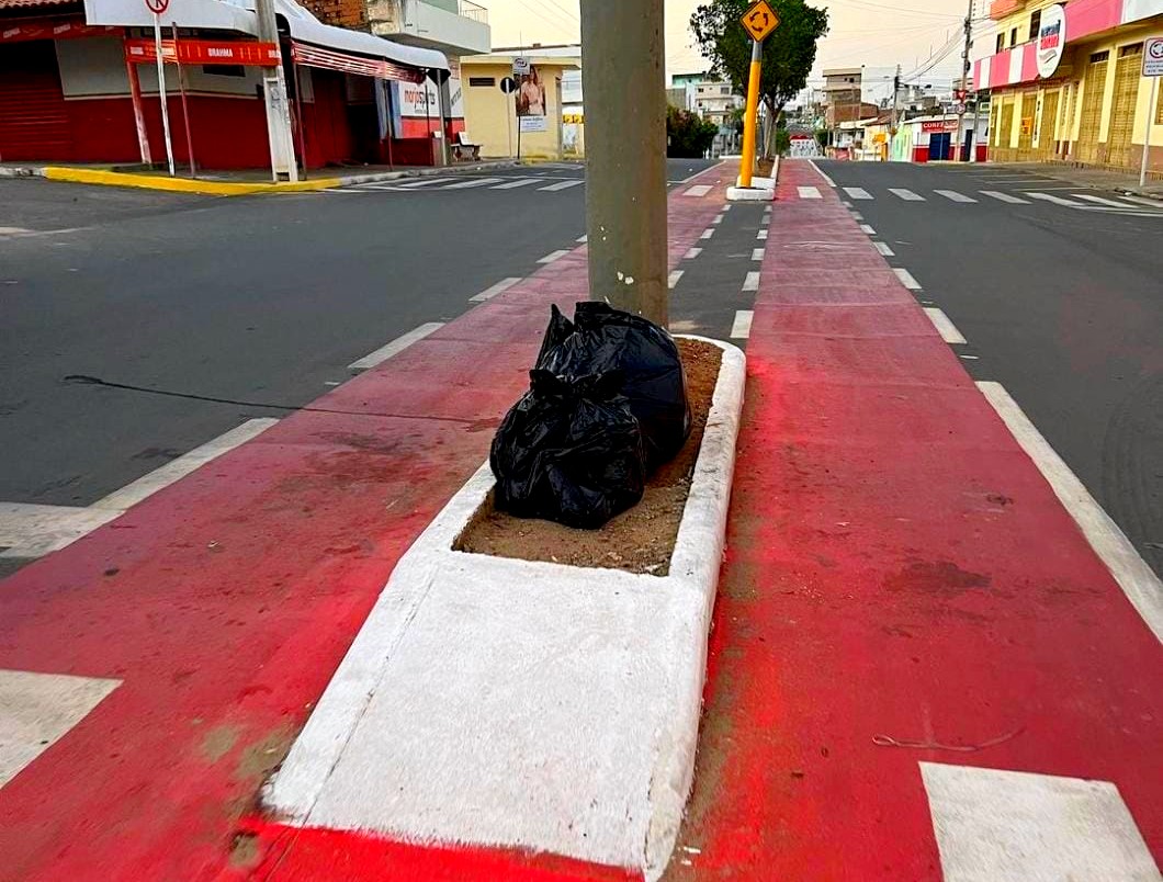 Moradores estão transformando ciclovia de ST em lixão