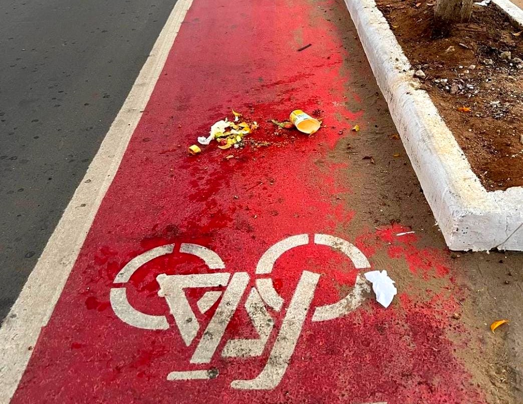 Moradores estão transformando ciclovia de ST em lixão