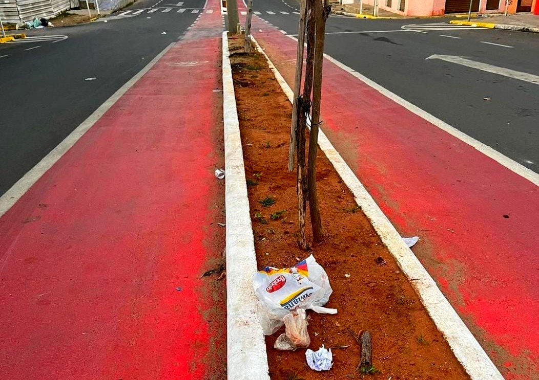 Moradores estão transformando ciclovia de ST em lixão