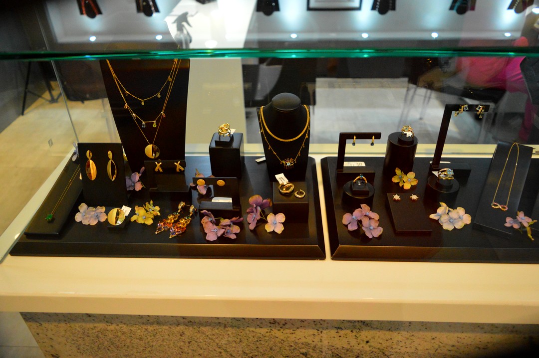 Coleção de joias Cristal Colors chega a Serra Talhada