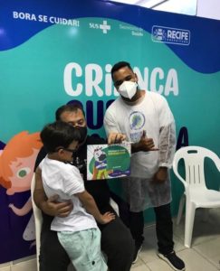 Sebastião vacina filho e dispara: 'Viva a ciência'