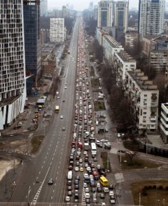 Milhares de pessoas tentam deixar Kiev, capital da Ucrânia vive caos