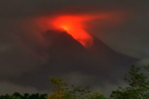 Erupção do vulcão força retirada de centenas de pessoas na Indonésia