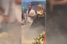 Noiva surpreende convidados ao se casar com vestido preto