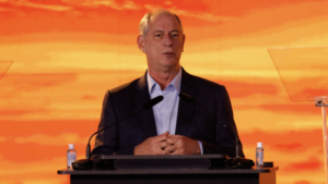 Ciro diz que Bolsonaro roubava até dinheiro da gasolina