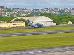 Avião da FAB que vai resgatar brasileiros sai do Recife