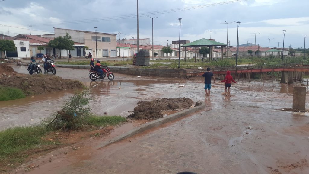Chuva em ST alaga ruas e moradores reclamam