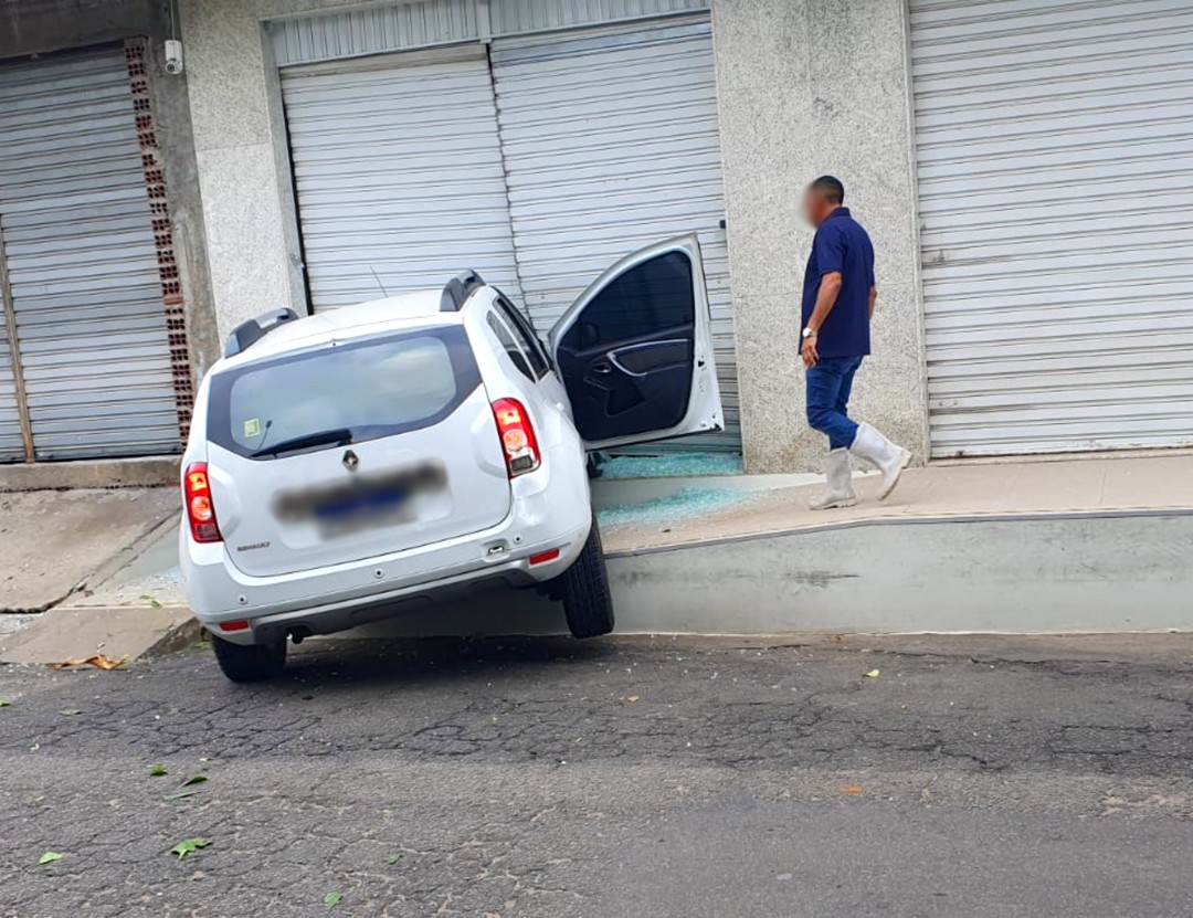 Condutora colide contra portão de supermercado em ST