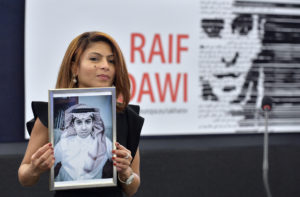 Arábia Saudita liberta blogueiro Raif Badawi