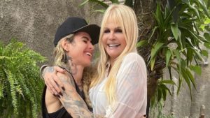 Namorada de Monique Evans é presa por furto