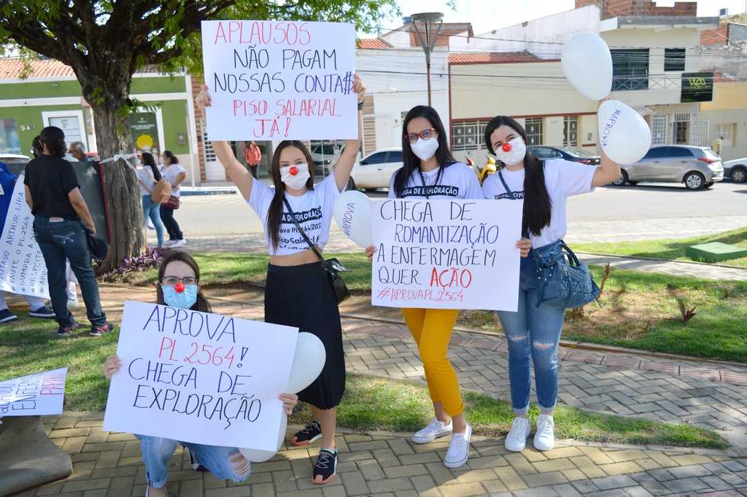 Enfermeiros de ST tomam as ruas pedindo aprovação do piso