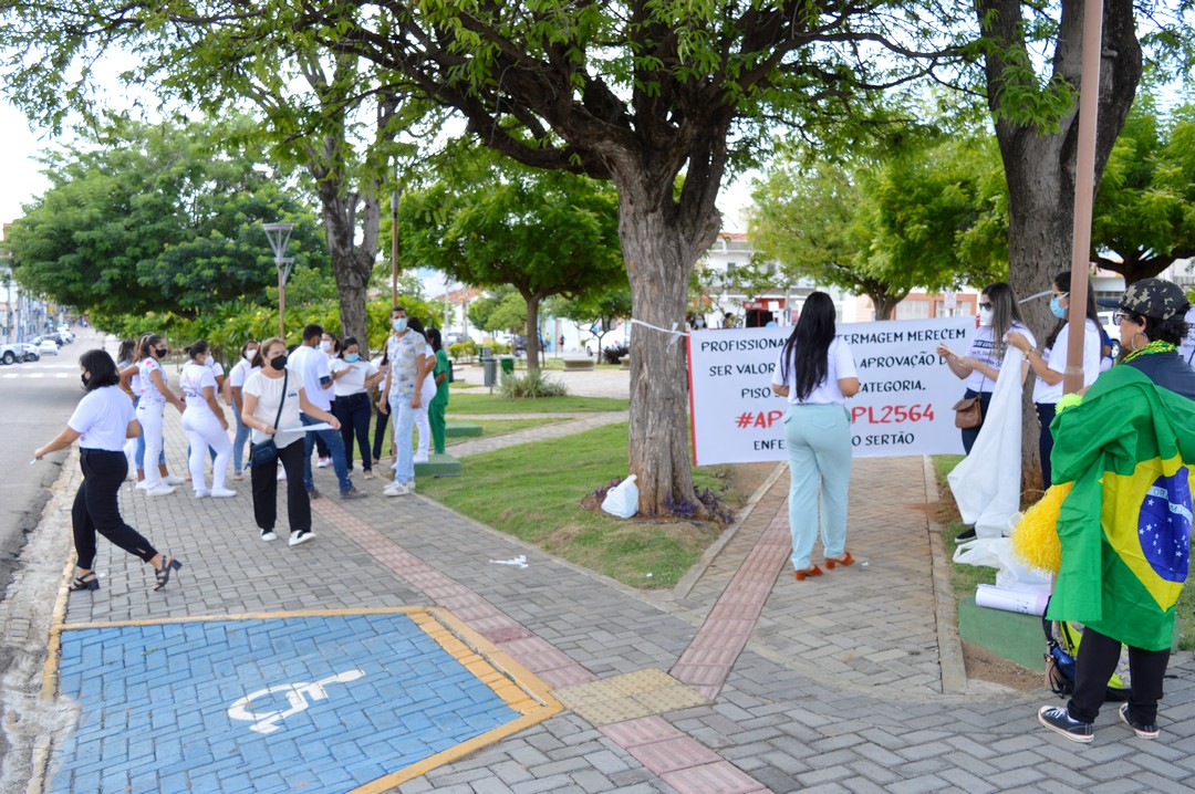 Enfermeiros de ST tomam as ruas pedindo aprovação do piso