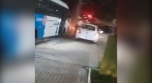 Motorista bate em ônibus, atropela homem e foge