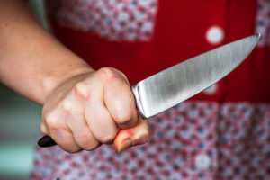 Esposa suspeita de matar marido a facadas