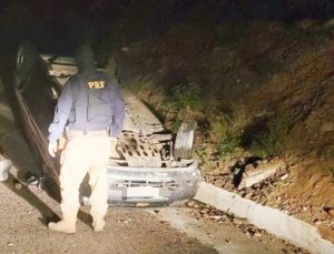 Homem capota veículo ao tentar fugir da Polícia no Sertão