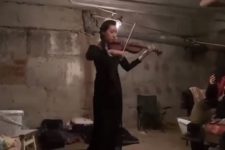 Violinista toca em abrigo antibomba e causa comoção