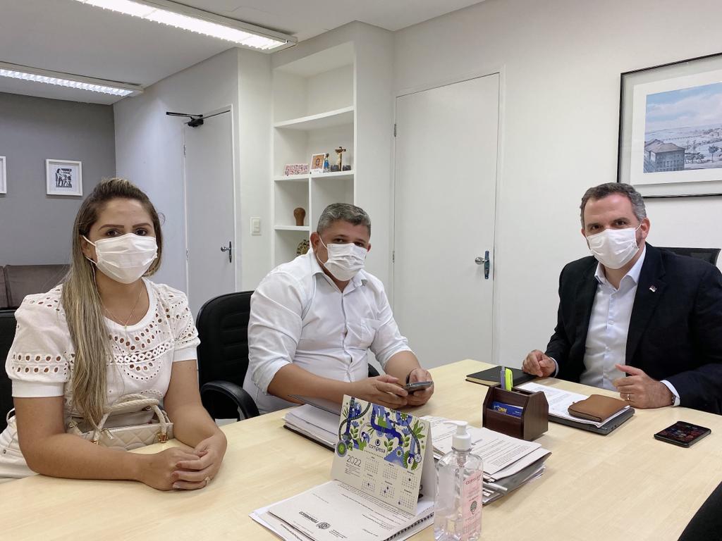 Joelson comemora 730 mil para pavimentação