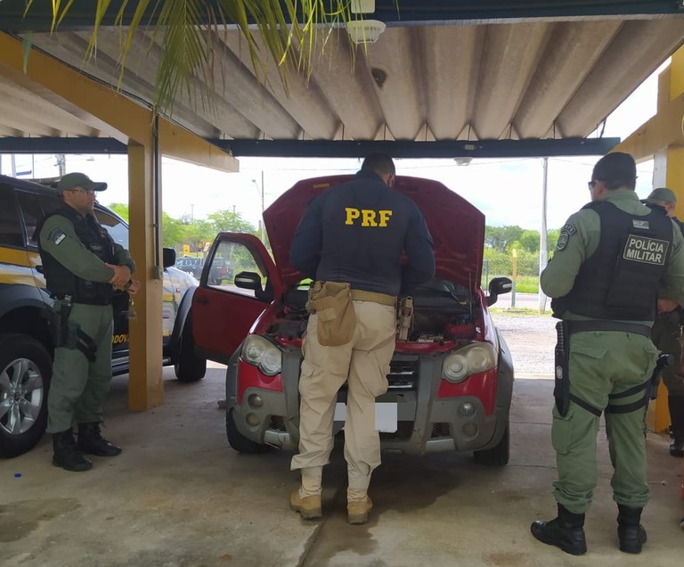 Gati e PRF recuperam carro roubado há 5 anos em Serra Talhada