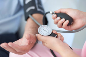 Como medir a pressão arterial em casa do jeito certo?