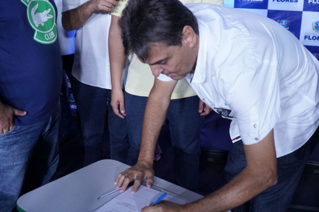 Marconi dá ordem de serviço de praça em distrito