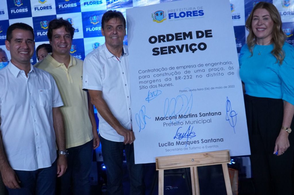 Marconi dá ordem de serviço de praça em distrito